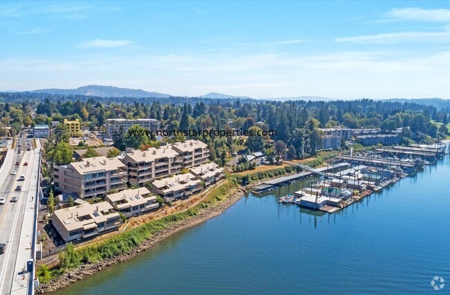 Building Photo - Stunning Riverfront Townhome in Sellwood