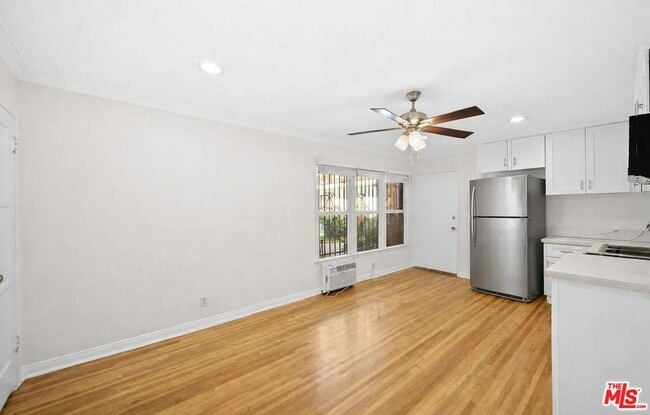 Building Photo - 1518 Laurel Canyon Blvd Unit Apt 2