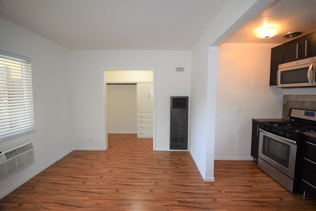 Photo - 11517 Cumpston St