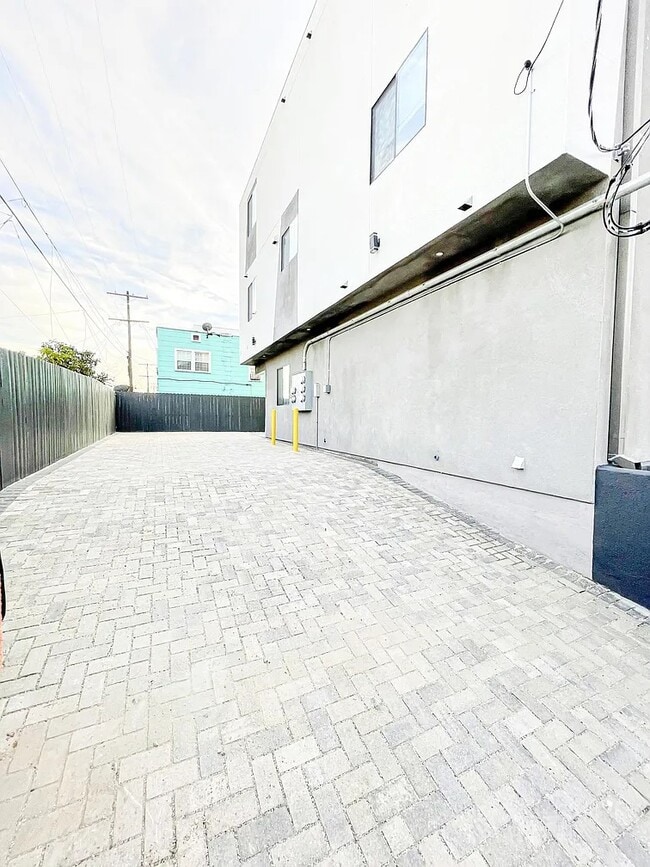 Photo - 4570 Oakwood Ave Unidad 4570 Oakwood Ave