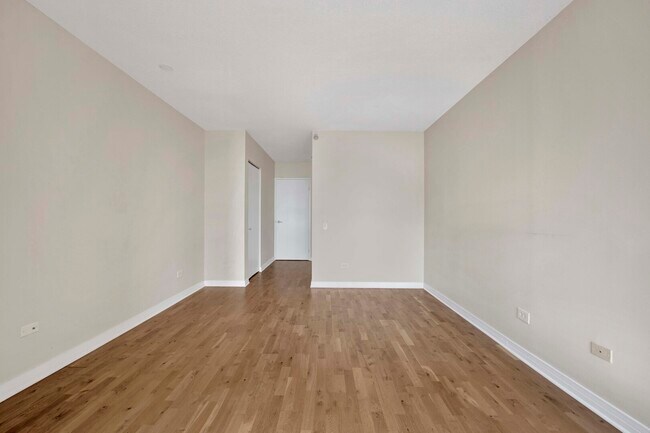 512 N McClurg Ct