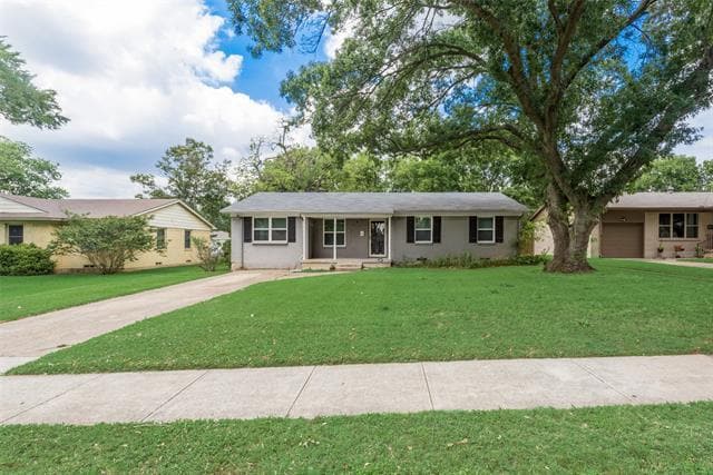 438 Daniel St