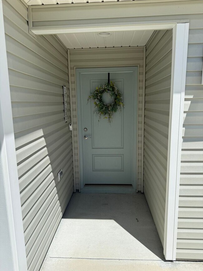 Photo - Fully Furnished, 3 Bed, 2 Bath, Turnkey ANNUAL Lease in the Village of Lake Denham