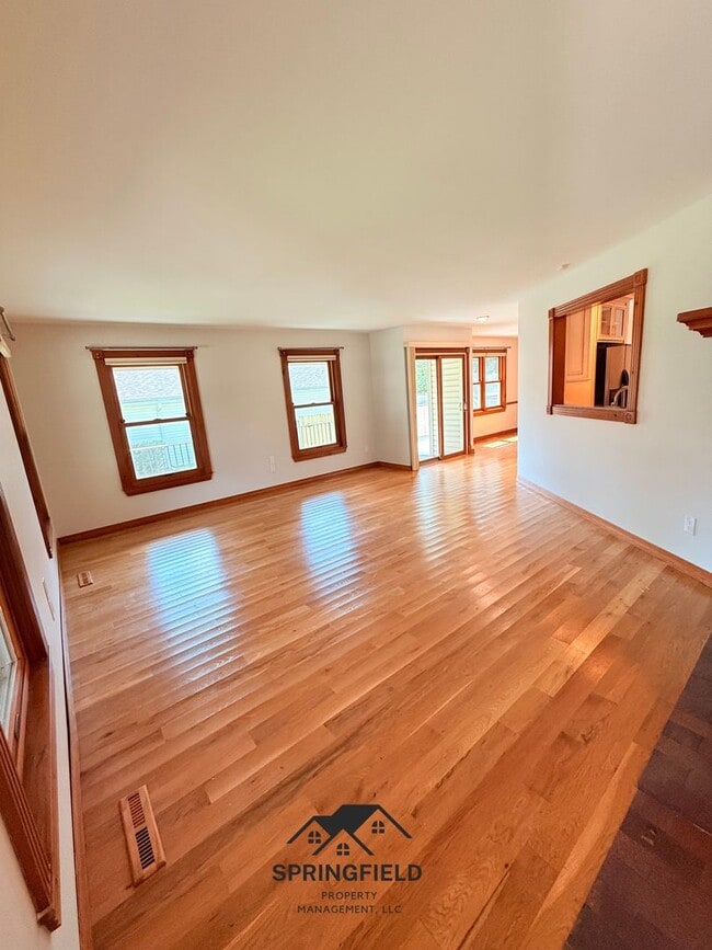 Photo - Location-Location, 4 BR / 2 Living Areas in SE Springfield w/ An Amazing Out Door Kitchen - Grill...