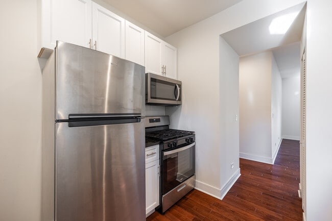 Building Photo - 1159 W Lunt Ave Unit 3