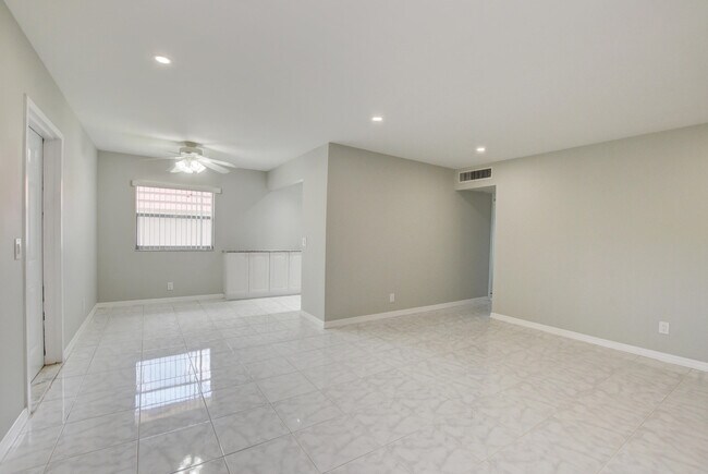Photo - 193 Tuscany Ln