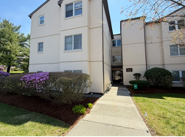 Building Photo - 185 Manville Hill Rd Unit 302