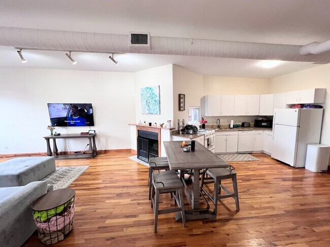 Photo - 1465 W Chicago Ave Unit 4