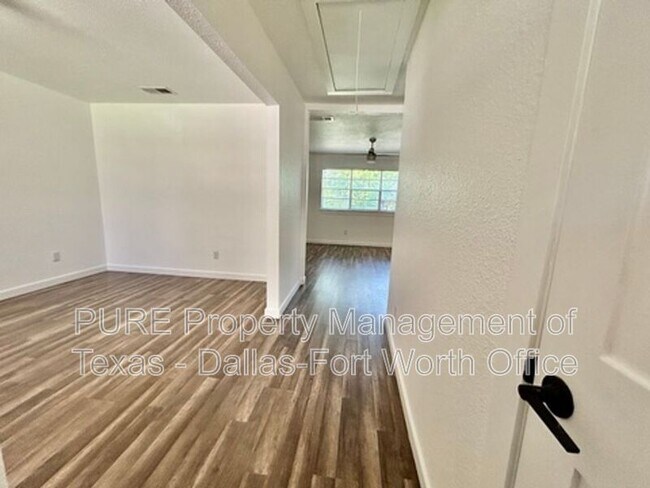 Photo - 3809 Falcon Dr
