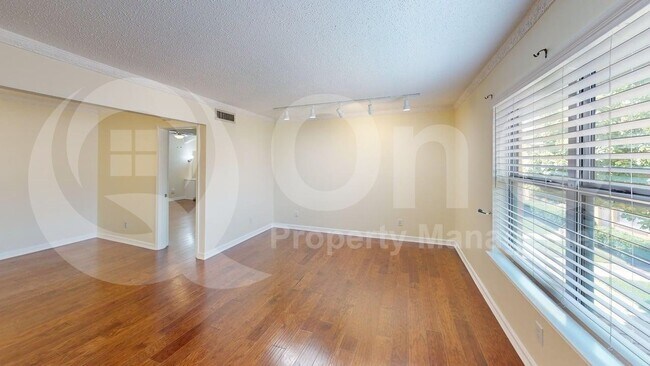 Photo - 5835 Sandhurst Ln