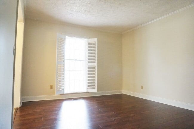 Photo - 318 Foxhall Ct