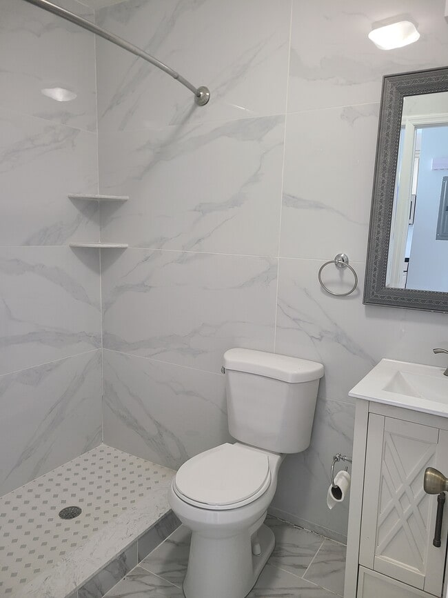 Baño n.° 1 - 75 Saint Johns Pl Unidad 2 Fl