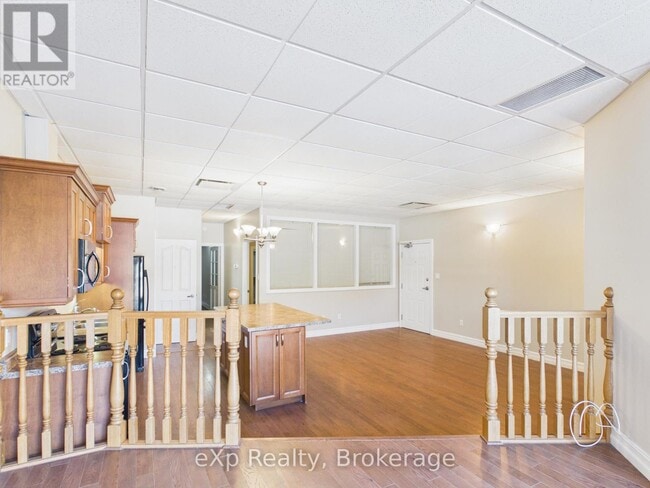 Photo - 807 Queen St