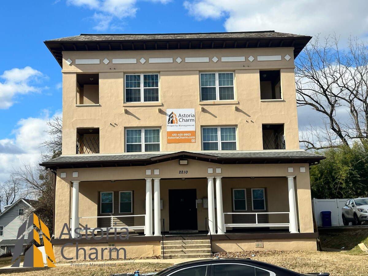 2210 Roslyn Ave - 2210 Roslyn Ave