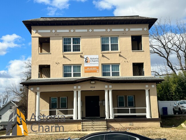 Building Photo - 2210 Roslyn Ave