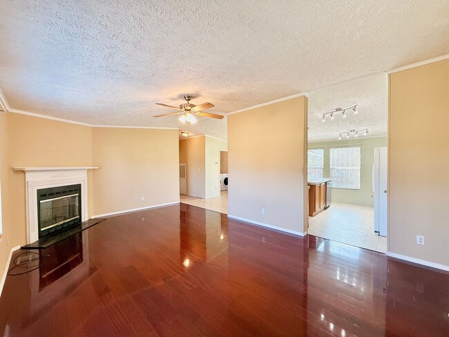 Photo - Lovely spacious home-3 bedroom-2 bathrooms-all appliances