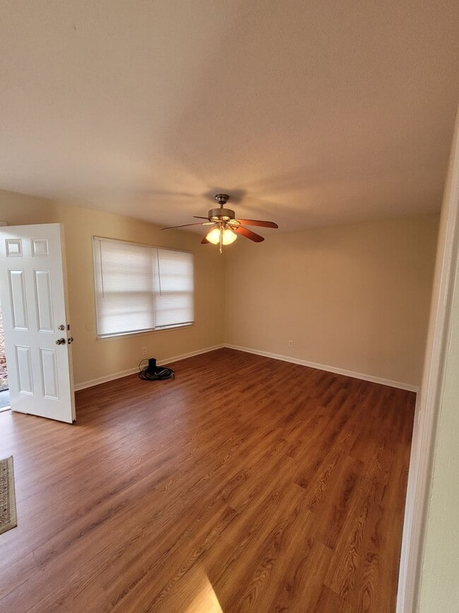 Photo - 492 Briarwood Ln