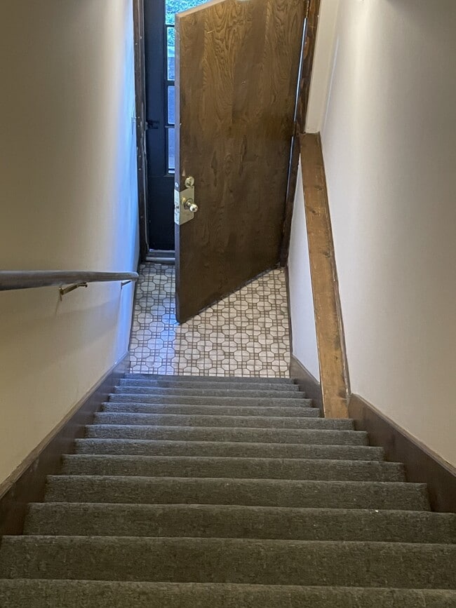Escaleras bajando - 302 Galvin Rd N Unidad 6