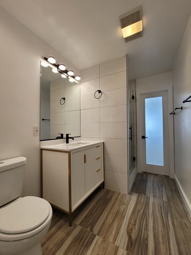MASTER BATHROOM - 2604 Graham Ave Apartments Unit A