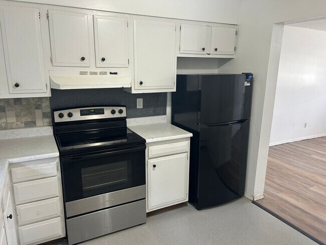 Photo - 1720 E 12th St Unit 3