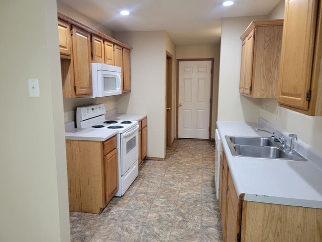 Photo - 3 Bedroom 2 Bath Close To Missouri State University $1295