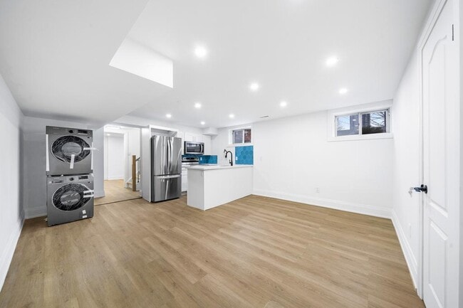 Building Photo - 2294 Lake Shore Blvd W Unit Room 1