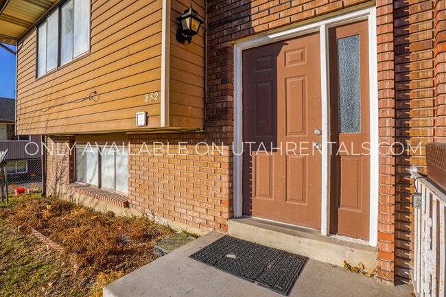 Building Photo - 230 W Foxbridge Dr