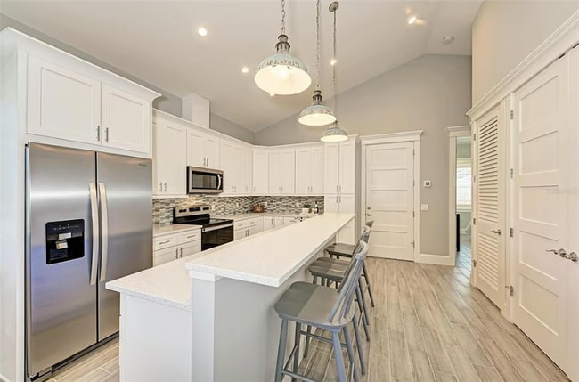 Photo - 701 21st St W