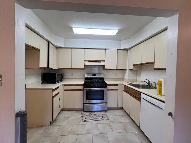 Building Photo - 52 Yale Ave Unit 2