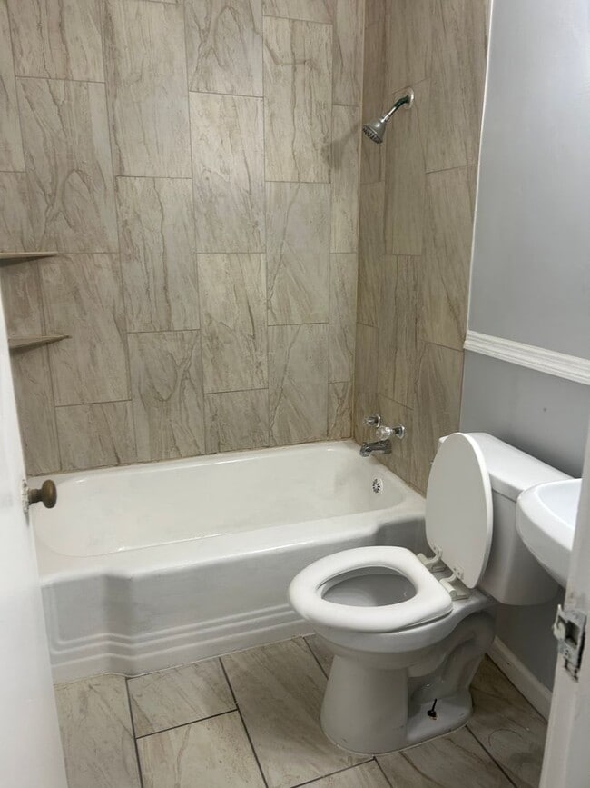 Photo - Oak Ridge 37830 - 2 bedroom, 1 bath duplex - Contact Lisa Vineyard and Shannon Russell (865) 216-...