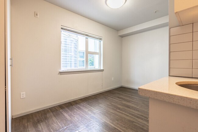 422 11th Ave - Amazing Studios!