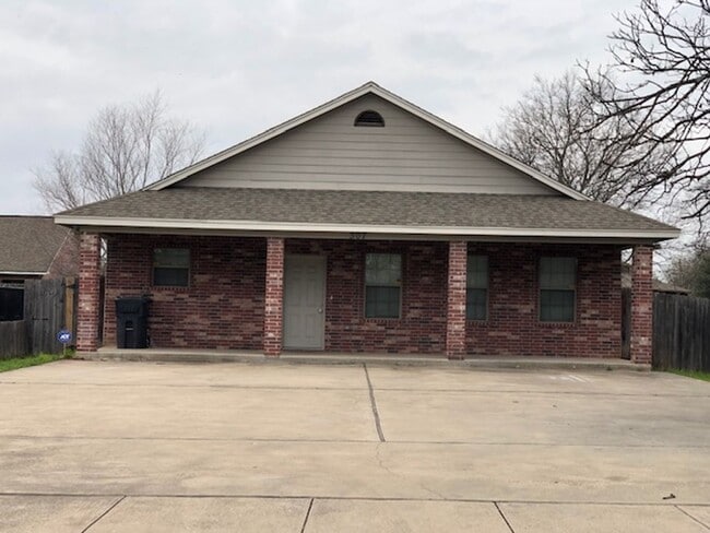 Building Photo - 4 Bed/4 Bath