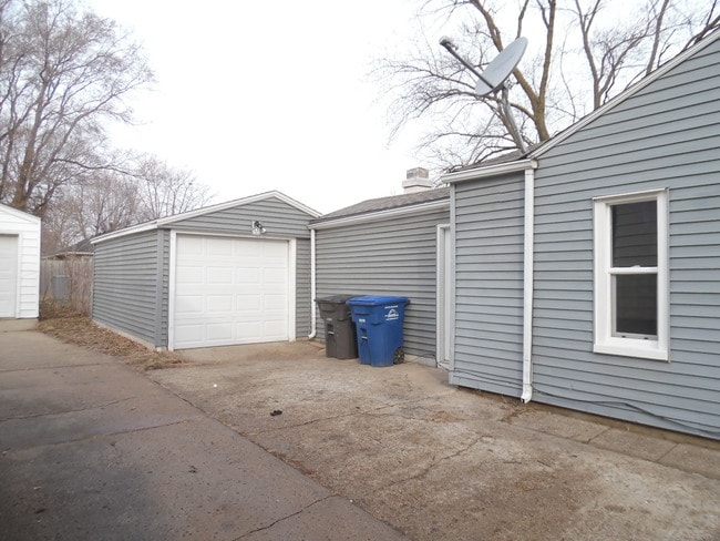 Garage - 2024 Lay St