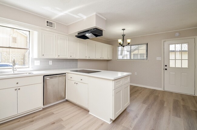 Photo - 16015 Southampton Dr