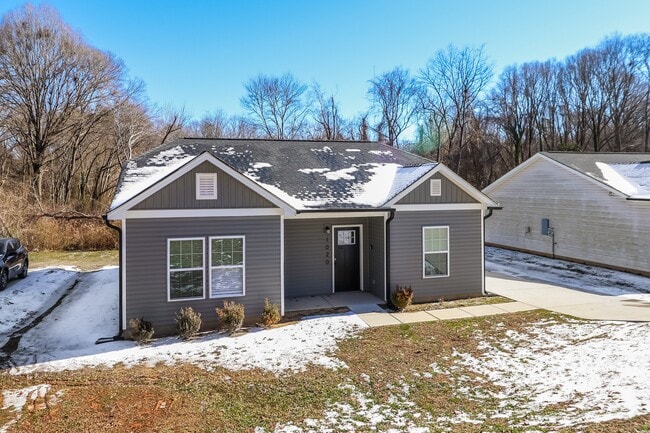 Building Photo - 1020 N Oakwood St
