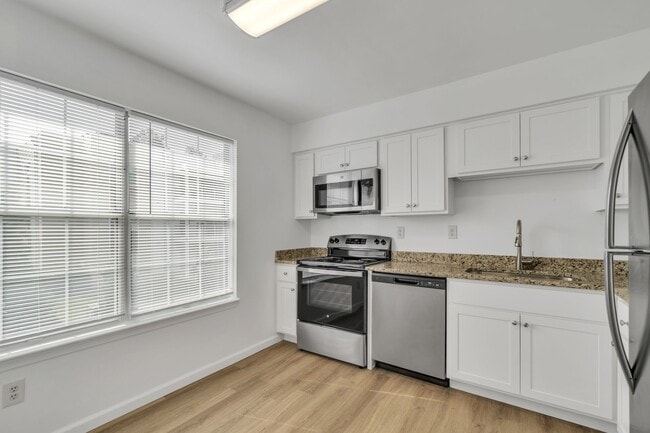 Building Photo - Easy Living- Easy Leasing- 2 Bedroom Apart... Unit 501/101