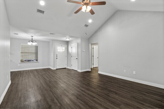 Photo - 401 Maple Row