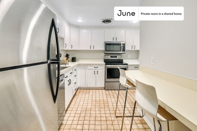 Room in Shared 7 bed/3.5 bath home in Southwest Waterfront