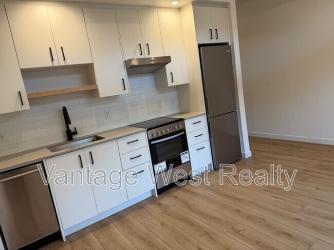 Photo - 660-660 Cawston Ave