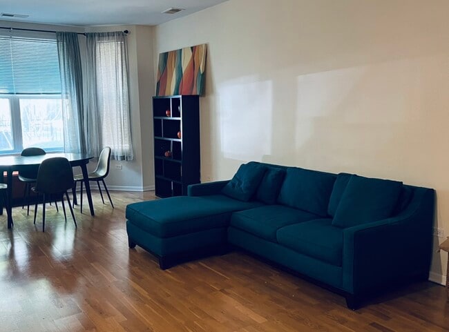 Building Photo - 4057 S Lake Park Ave Unit 1 Rental