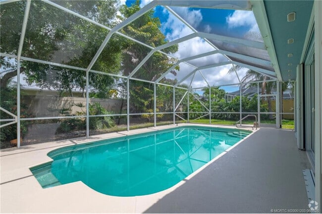 Building Photo - 2102 SW Mayflower Dr Rental