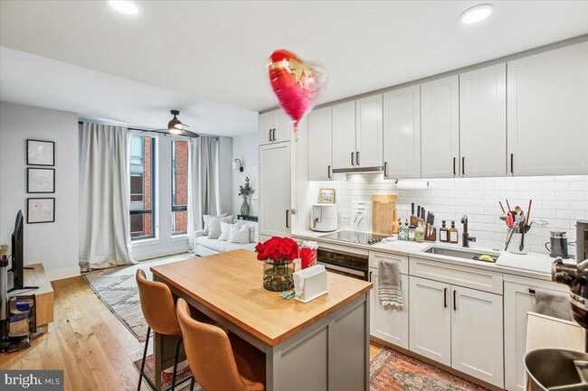 Photo - 1211 Van St SE Unit 902