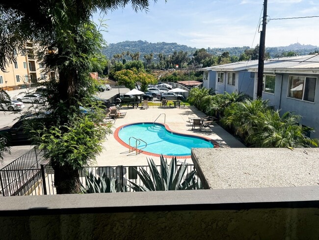 11018 Moorpark Apartments
