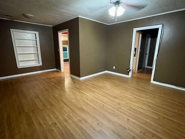 Photo - 605 E Main St