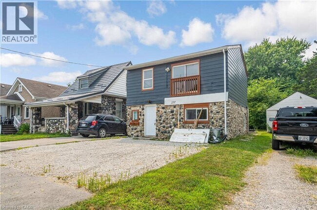 Photo - 237 St Julien St