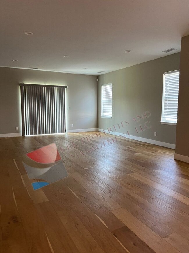 Photo - 637 Country Club Cir