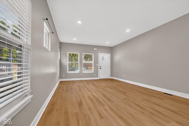 623 W 39th St