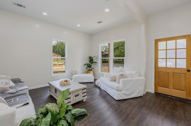 Photo - 1061 Shaw Pl