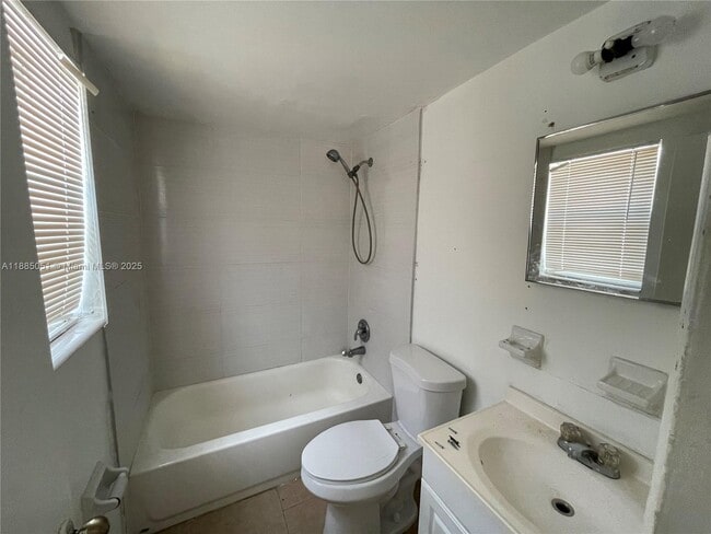Photo - 801 N H St Unit 6