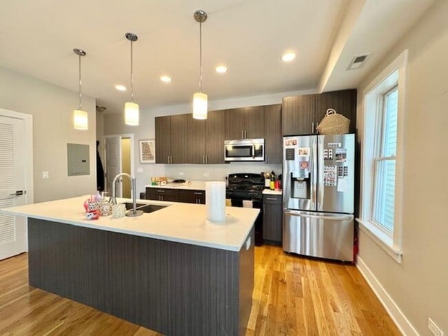 3 bedroom in Chicago IL 60657 - 3 bedroom in Chicago IL 60657 Condo Unit 2R